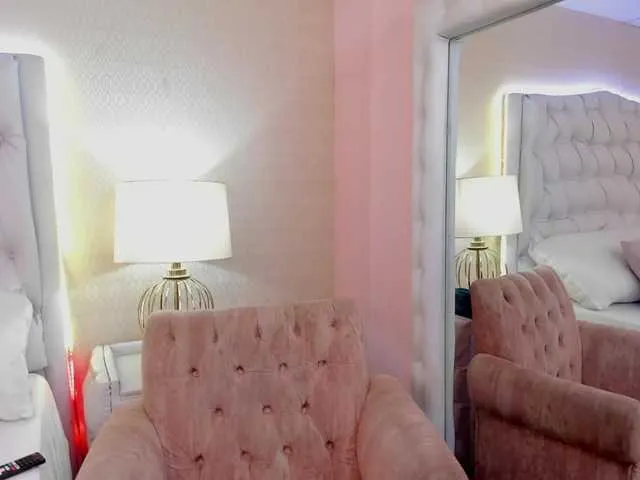 Live sex webcam photo for MiaLewis #291783663