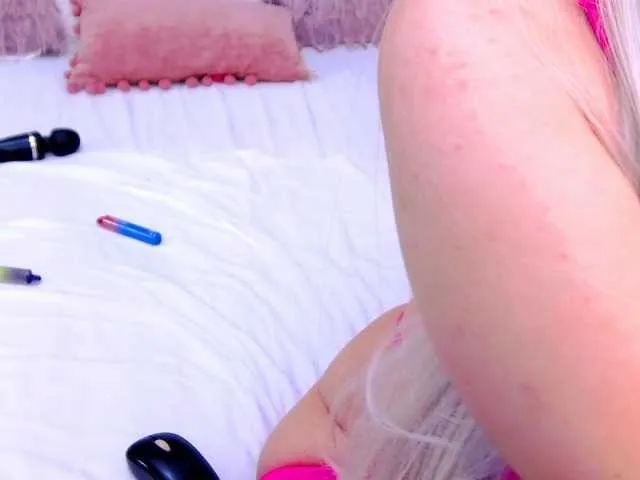 Live sex webcam photo for MiaMckenna #288857719