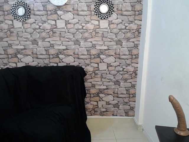 Live sex webcam photo for MiaRossi #272193957