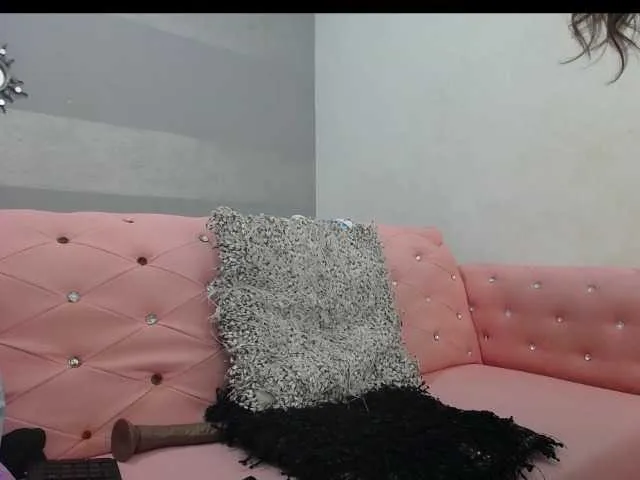 Live sex webcam photo for MiaRossi #273263560