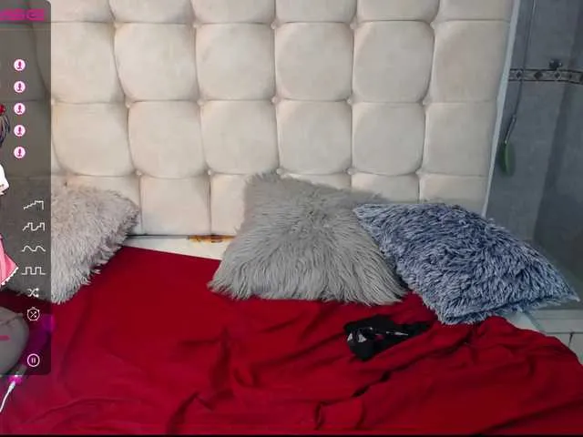 Live sex webcam photo for MiaSexy18 #273627036