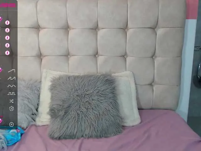 Live sex webcam photo for MiaSexy18 #273805527