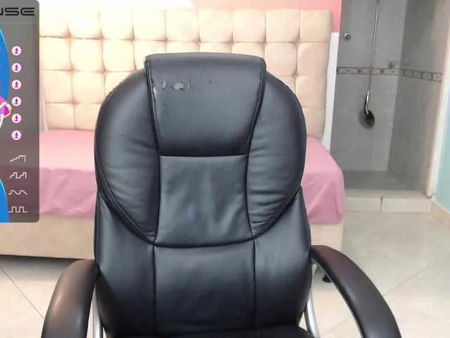 Live sex webcam photo for MiaSexy18 #273912636