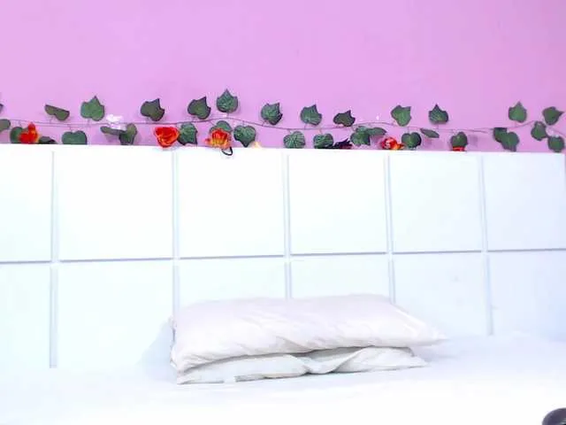 Live sex webcam photo for MiaShichell #276150646