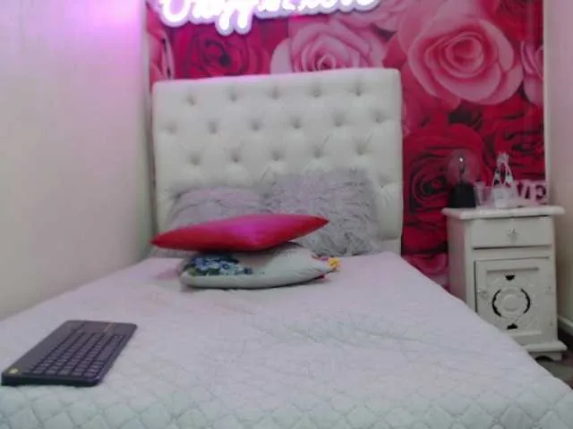 Live sex webcam photo for MiaSweet22 #271811790