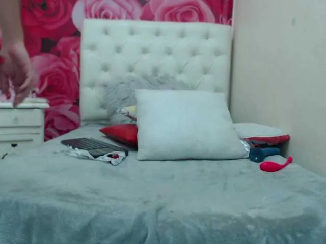 Live sex webcam photo for MiaSweet22 #272071963