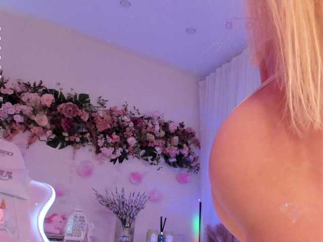 Live sex webcam photo for MiaTonyy #277804264