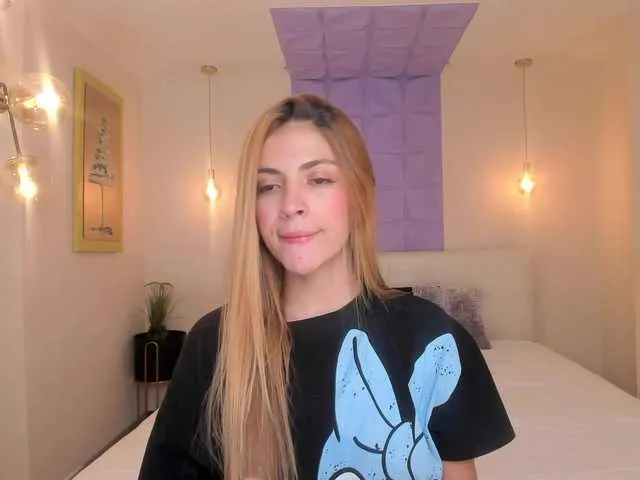 Live sex webcam photo for MiaWilson1 #275540353