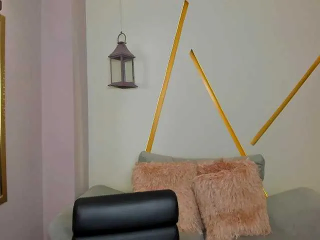 Live sex webcam photo for MiaWilson1 #275739056