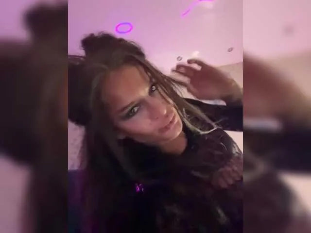 Live sex webcam photo for MiamiMur #290304897