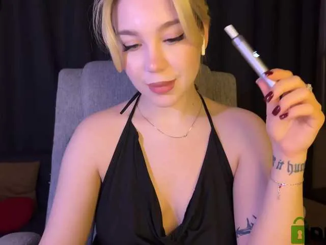 Live sex webcam photo for MiamiMur #293217383
