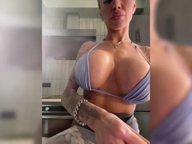 Live sex webcam photo for MiamiMur #294218458