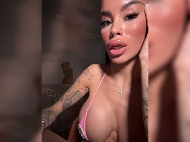 Live sex webcam photo for MiamiMur #294250119