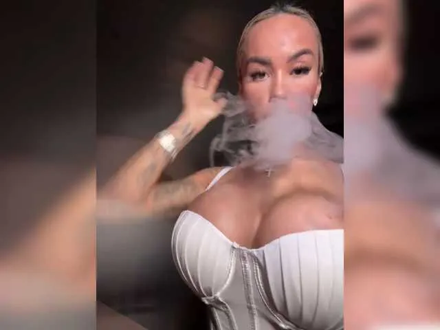 Live sex webcam photo for MiamiMur #294255463
