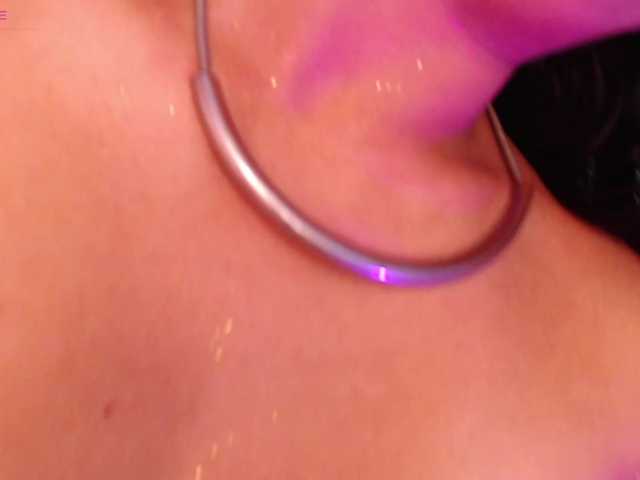 Live sex webcam photo for Miasantos #277700199