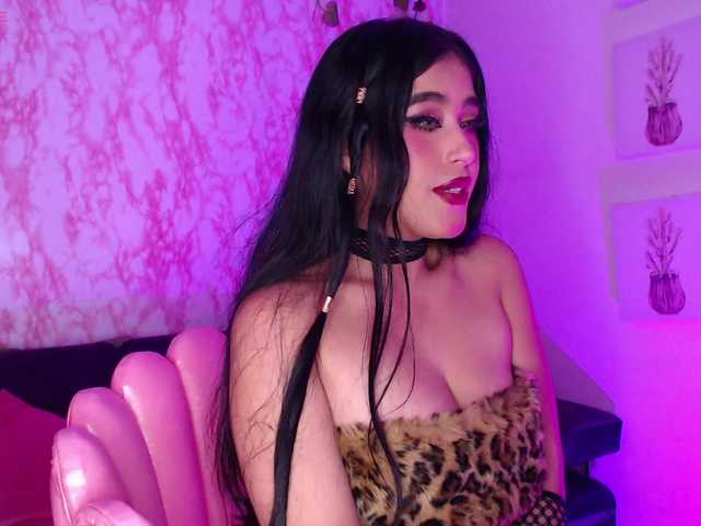 Live sex webcam photo for Miasantos #277840063