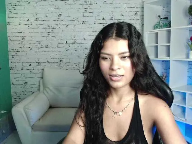 Live sex webcam photo for Miaynocolucci #290880157