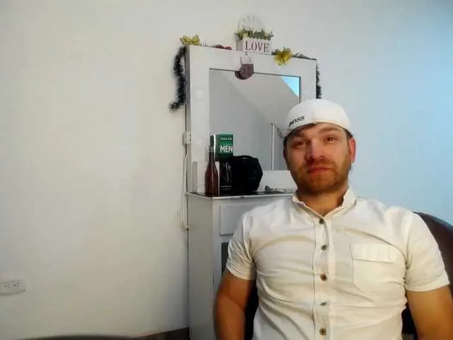 Live sex webcam photo for MichaCosio #276880398