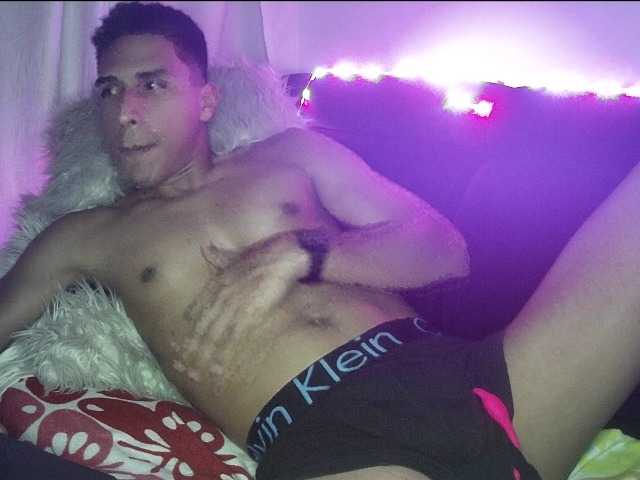 Live sex webcam photo for Michaelhotbbc #290026600