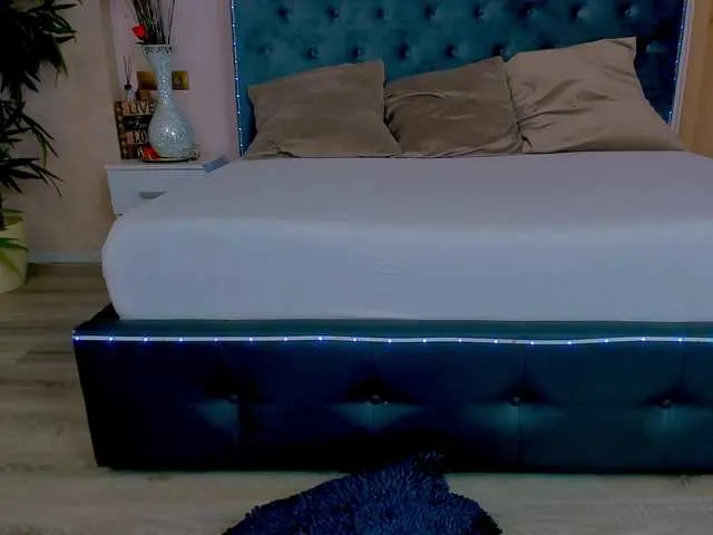 Live sex webcam photo for MichelleReys #291690696