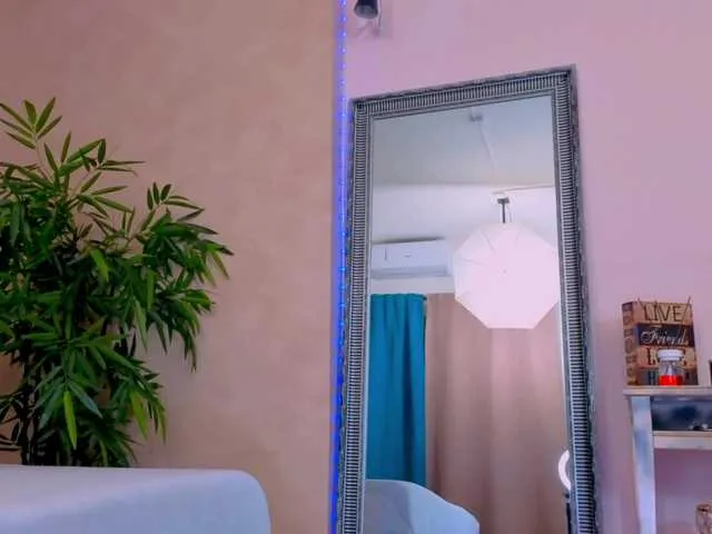 Live sex webcam photo for MichelleReys #292358760