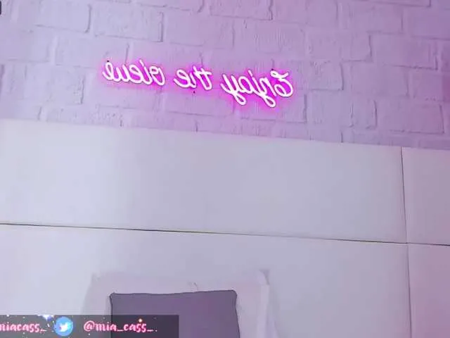 Live sex webcam photo for Miiacass #274633918