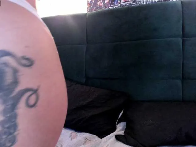 Live sex webcam photo for Miileycooper- #278102537