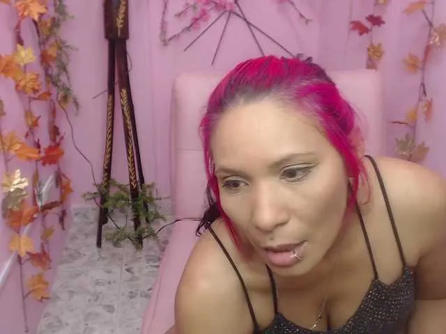Live sex webcam photo for Miiss-Geiicer #273304113