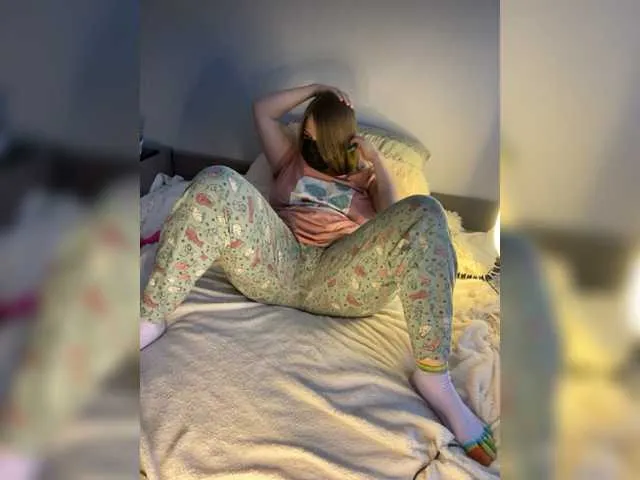 Live sex webcam photo for Milaa1998 #276570426