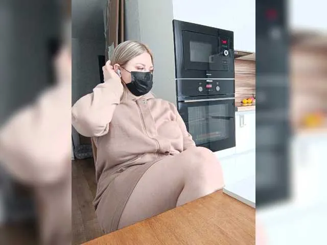 Live sex webcam photo for Milaa1998 #277568104