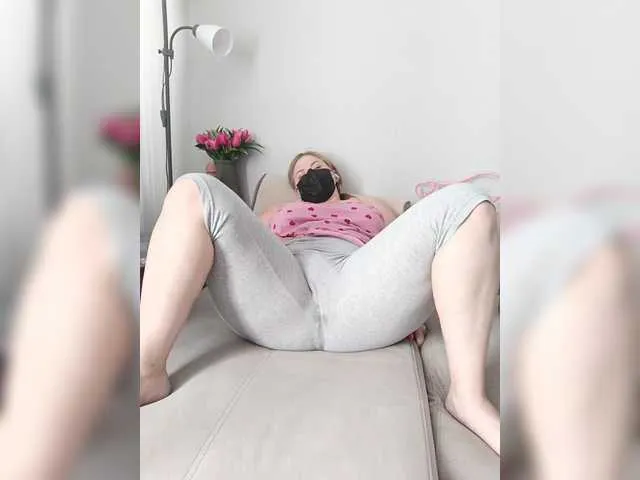 Live sex webcam photo for Milaa1998 #281686161