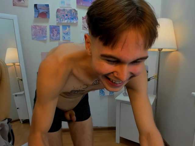 Live sex webcam photo for MilesLeee #276365652