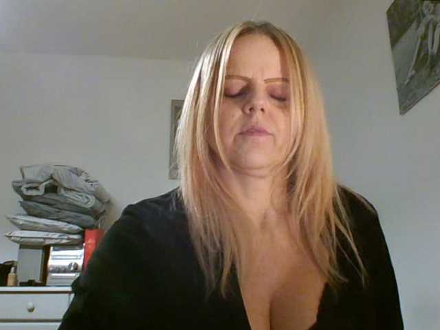 Live sex webcam photo for MilfSusanna #277133278