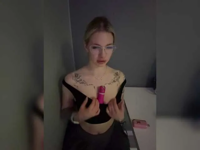 Live sex webcam photo for Millashaa #291235815