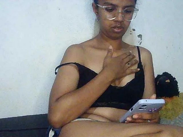 Live sex webcam photo for Mimie586 #293260060