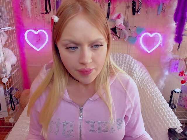 Live sex webcam photo for MindyKally #290944156