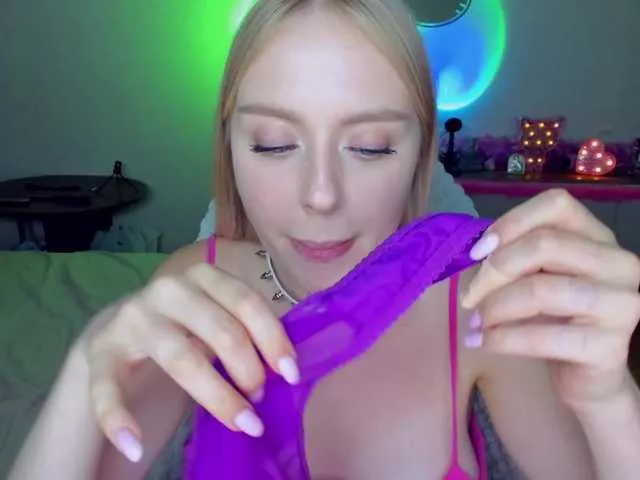 Live sex webcam photo for MindyKally #291475645