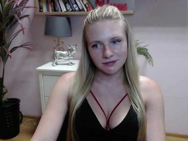 Live sex webcam photo for MindyPleasure #275631523