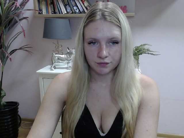 Live sex webcam photo for MindyPleasure #275859270