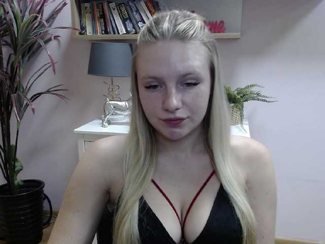 Live sex webcam photo for MindyPleasure #276048068