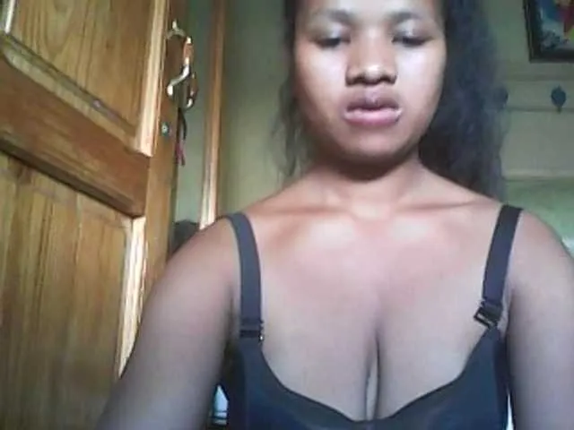 Live sex webcam photo for Minouche6 #276592696