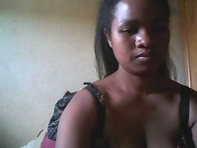 Live sex webcam photo for Minouche6 #276612211