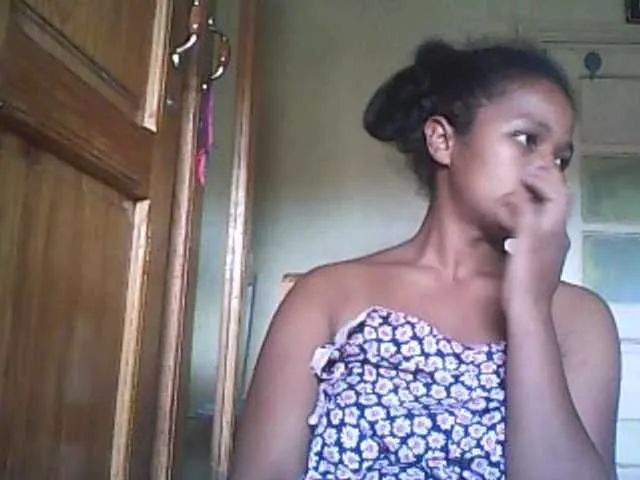 Live sex webcam photo for Minouche6 #276646605