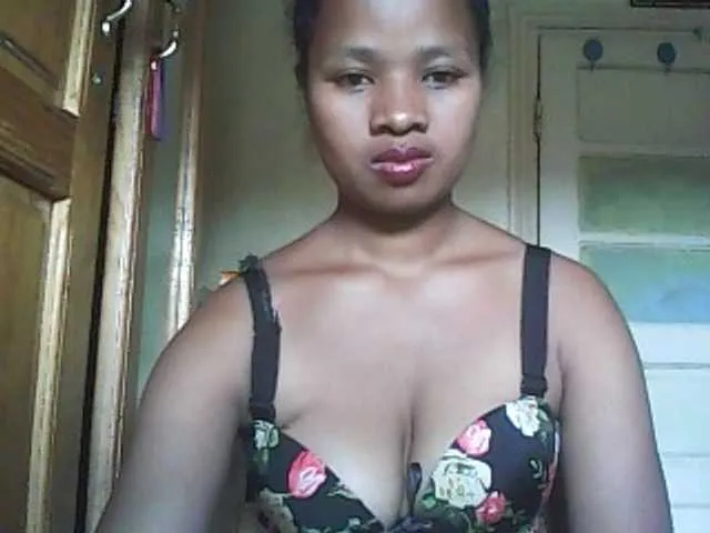 Live sex webcam photo for Minouche6 #276658488