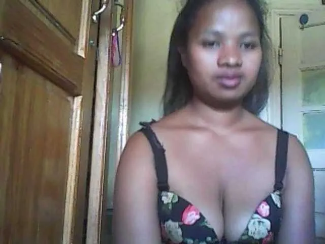 Live sex webcam photo for Minouche6 #276660638