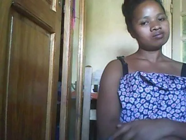 Live sex webcam photo for Minouche6 #276675182