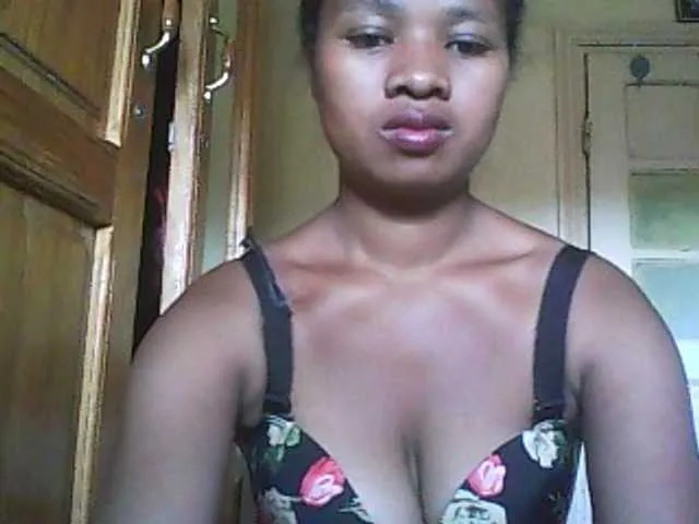 Live sex webcam photo for Minouche6 #276743112