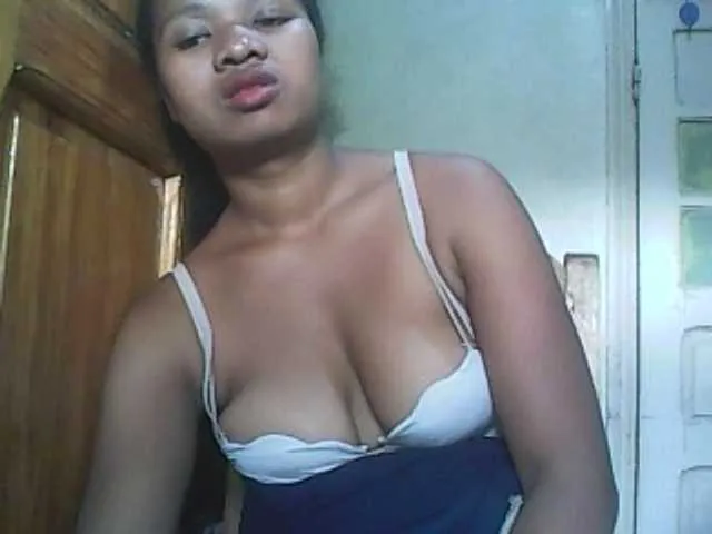 Live sex webcam photo for Minouche6 #276757639