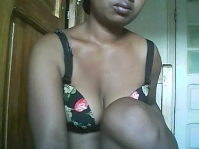 Live sex webcam photo for Minouche6 #276800042