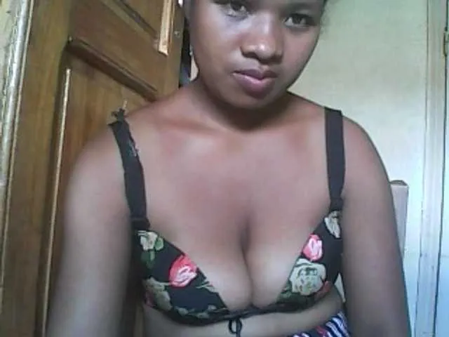 Live sex webcam photo for Minouche6 #276871905
